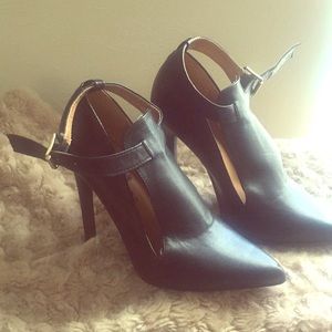 Black straped pumps